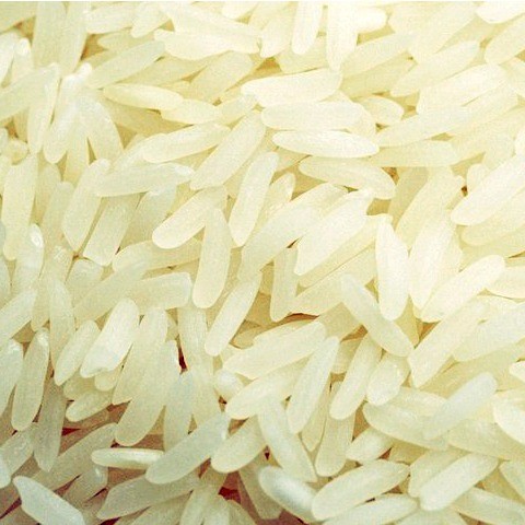 Grãos crus de arroz branco longo, do tipo usado no arroz de panela