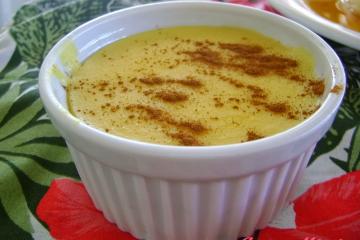 Mingau de milho em ramekin branco, com canela por cima