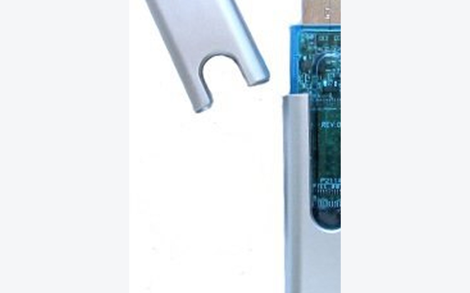 Pendrive USB com a tampa ao lado e a conexão USB visível